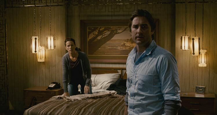 Vacancy 2007 Movie Scene Kate Beckinsale as Amy and Luke Wilson as David in a motel room hearing a strange noise coming from the outside