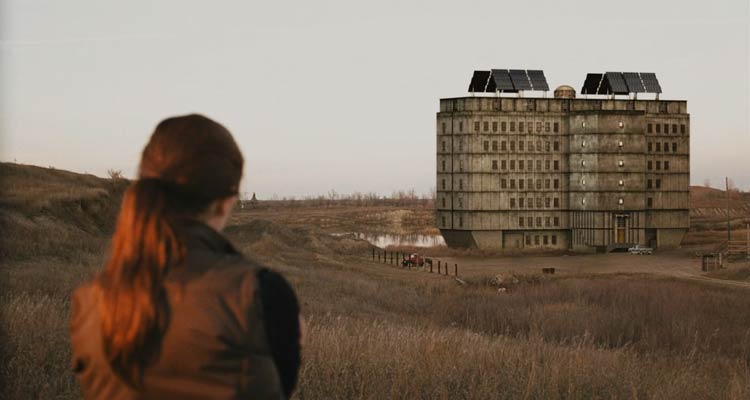 Walled In 2009 Movie Scene Mischa Barton as Sam looking at the Malestrazza Building