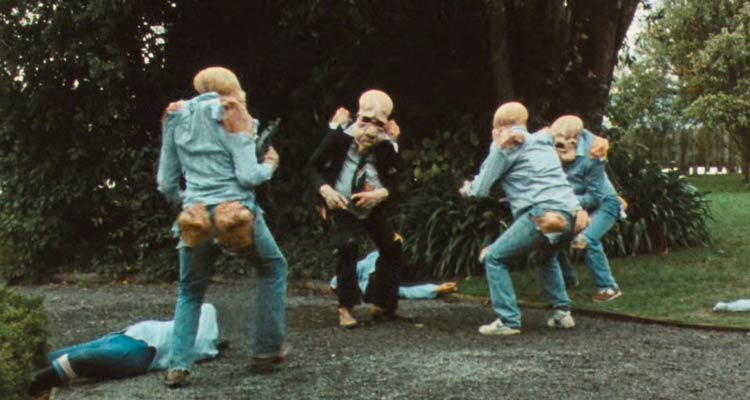 Bad Taste 1987 Movie Scene Aliens with big butts and holding AK-47s arguing about attacking humans