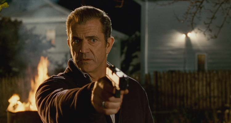 Edge of Darkness 2010 Movie Scene Mel Gibson as Craven holding a gun pointed at Ray Winstone as Jedburgh