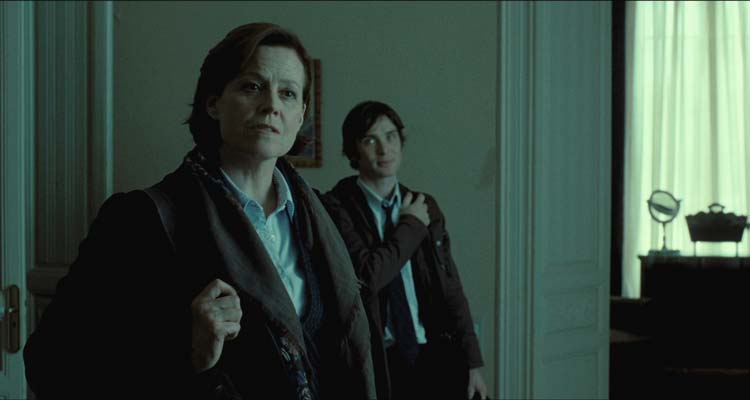Red Lights 2012 Movie Scene Sigourney Weaver as Margaret Matheson and Cillian Murphy as Tom Buckley arriving at the house of a person with psychic abilites