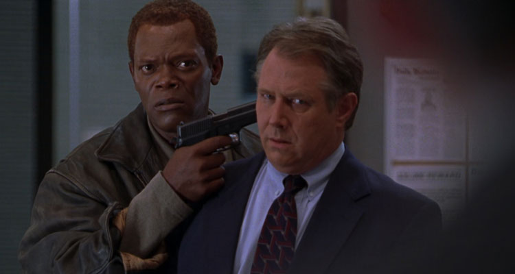 The Negotiator Movie 1998 Scene Samuel L. Jackson as Danny Roman holding J.T. Walsh as Niebaum hostage