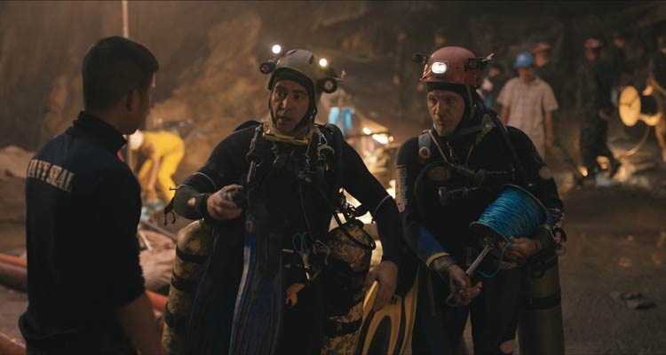 Thirteen Lives 2022 Movie Scene Viggo Mortensen as Rick Stanton and Colin Farrell as John Volanthen in their wetsuits inside the cave about to go underwater