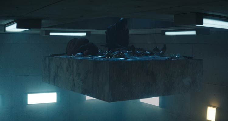 The Platform AKA El Hoyo 2019 Movie Ivan Massagué as Goreng and Emilio Buale as Baharat reaching the last level while sitting on a platform suspended in air