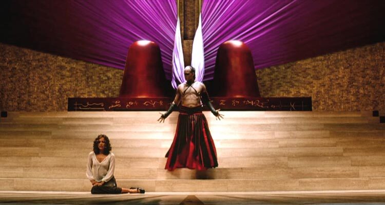 The Cell 2000 Movie Scene Jennifer Lopez as Catherine Deane in the world of Vincent D'Onofrio as Carl Stargher with his emperor look and huge drapes hanging from his rings on the back