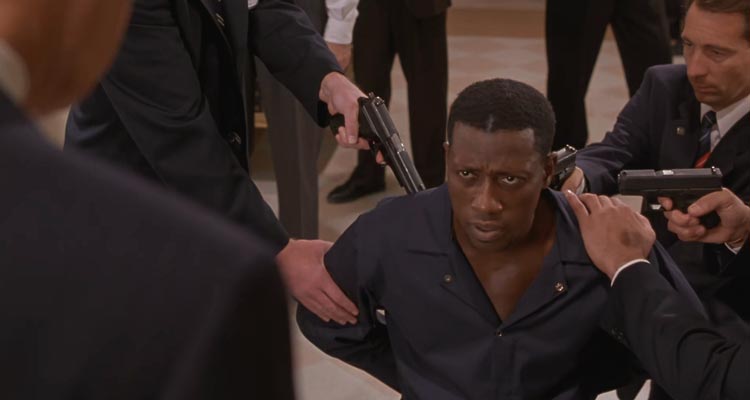 Murder at 1600 1997 Movie Scene Wesley Snipes as Detective Regis in the white house trying to solve a murder