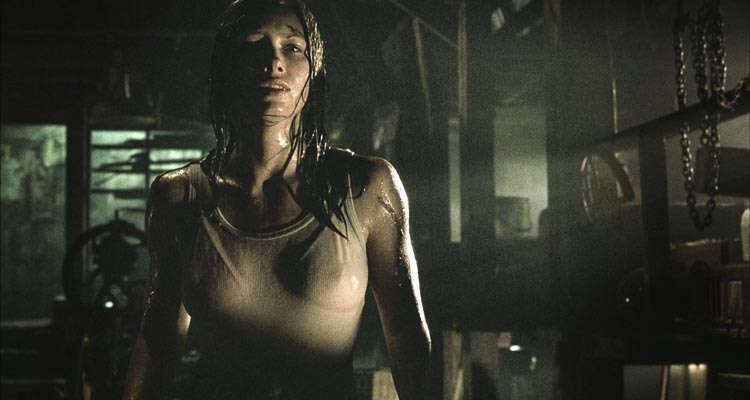 The Texas Chainsaw Massacre 2003 Movie Scene Jessica Biel as Erin during the final fight with Leatherface