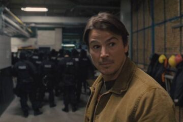 Trap 2024 Movie Scene Josh Hartnett as Cooper surprised at the presence of police at the concert of Lady Raven