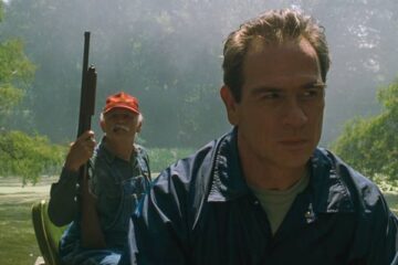 US Marshals 1998 Movie Scene Tommy Lee Jones as Samuel Gerard in a boar looking for Sheridan in the swamp