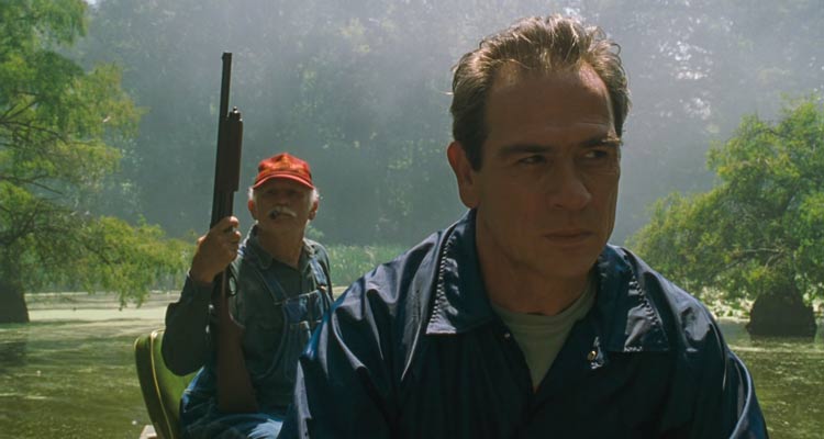US Marshals 1998 Movie Scene Tommy Lee Jones as Samuel Gerard in a boar looking for Sheridan in the swamp