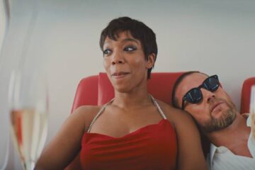 Blink Twice 2024 Movie Scene Naomi Ackie as Frida in an airplane on her way to an exotic island with Channing Tatum as Slater next to her