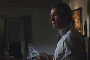 Absolute Power 1997 Movie Scene Clint Eastwood as Luther Whitney holding a knife, the murder weapon