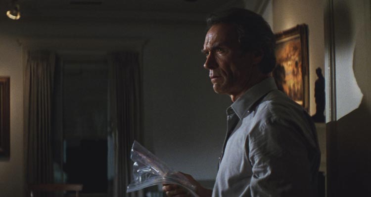 Absolute Power 1997 Movie Scene Clint Eastwood as Luther Whitney holding a knife, the murder weapon