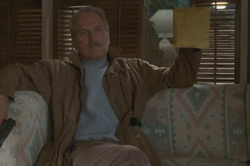 Twilight 1998 Movie Scene Paul Newman as Harry Ross holding a gun and a bag