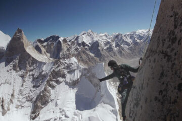 Meru 2015 Documentary Scene Renan Ozturk pointing where they started their climb on the mountain